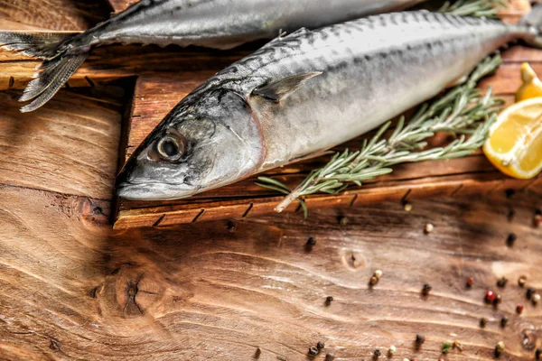 Plateau Avec Savoureux Poisson Maquereau Cru Épices Sur Table Bois — Photo