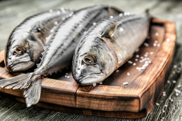 Papan Kayu Dengan Ikan Mackerel Mentah Lezat Atas Meja — Stok Foto