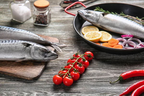 Ahşap masa üzerinde lezzetli çiğ uskumru balığı