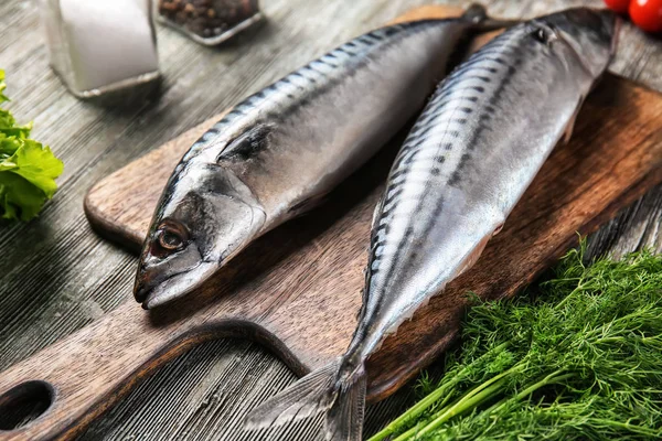 Papan Dengan Ikan Mackerel Mentah Lezat Atas Meja Kayu — Stok Foto