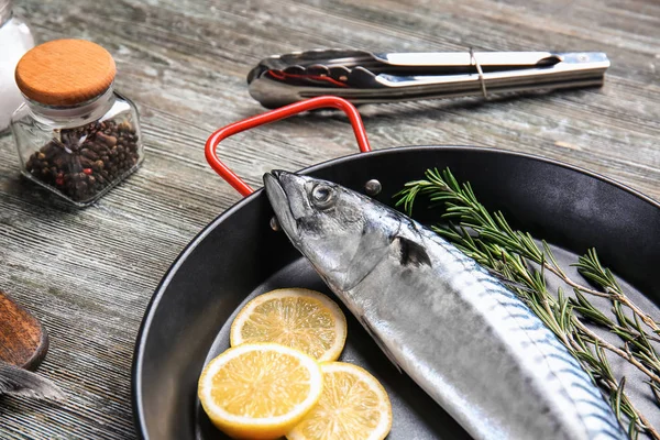 Poêle Frire Avec Savoureux Poisson Maquereau Cru Sur Une Table — Photo