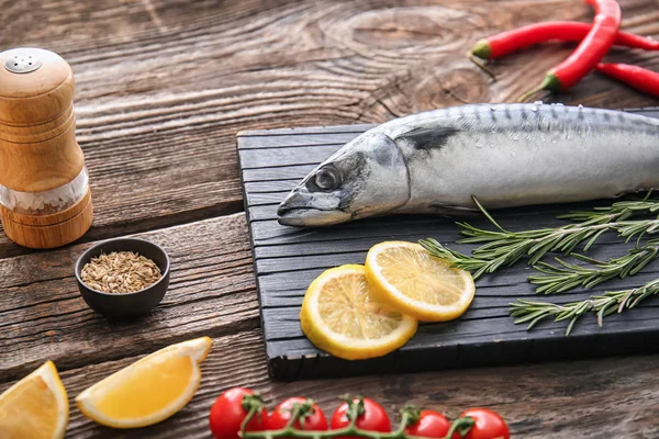 Tafel Mit Leckerem Rohen Makrelenfisch Zitrone Und Rosmarin Auf Holztisch — Stockfoto