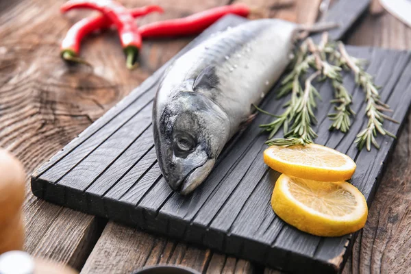 Papan Dengan Ikan Mackerel Mentah Lezat Lemon Dan Rosemary Atas — Stok Foto