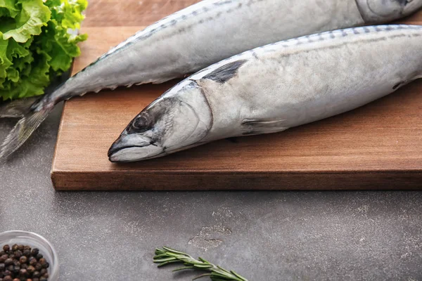 Dřevěná Deska Chutné Makrely Syrové Ryby Šedý Stůl — Stock fotografie