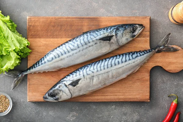 Dřevěná Deska Chutné Makrely Syrové Ryby Šedý Stůl — Stock fotografie