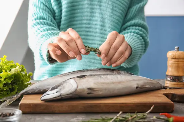 Donna Che Prepara Gustoso Pesce Sgombro Sul Tavolo Cucina — Foto Stock