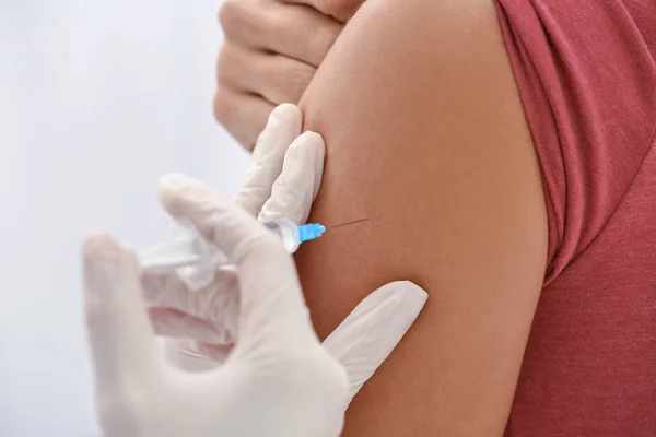 Läkare Vaccinerande Manlig Patient Klinik Närbild — Stockfoto