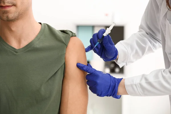 Γιατρός Που Κάνει Τον Εμβολιασμό Αρσενικός Ασθενής Στην Κλινική — Φωτογραφία Αρχείου