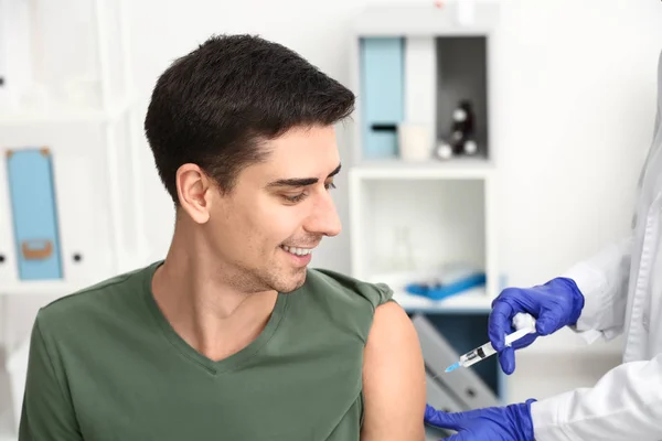 Läkare Vaccinerande Manlig Patient Klinik — Stockfoto