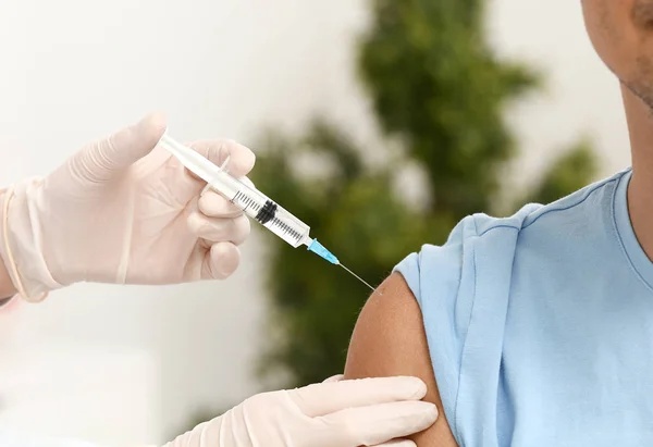 Läkare Vaccinerande Manlig Patient Klinik Närbild — Stockfoto