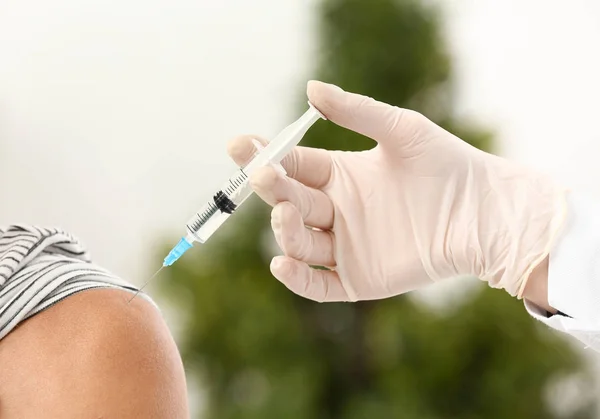 Médico Vacinando Paciente Masculino Clínica Close — Fotografia de Stock