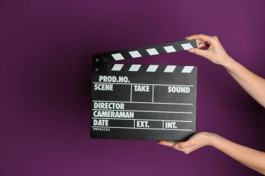 İle sinema Klaket renk arka plan üzerinde eller