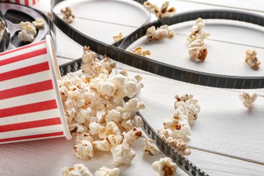Lezzetli patlamış mısır ve ahşap arka plan film