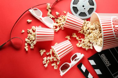 Sinema Klaket, patlamış mısır ve renk arka plan üzerinde 3d gözlük ile kompozisyon