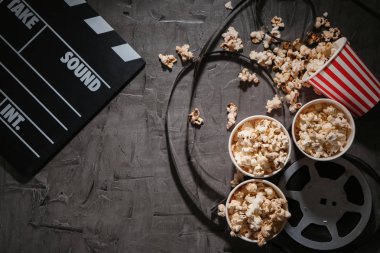 Patlamış mısır, sinema Klaket ve film koyu arka plan üzerinde kompozisyonu