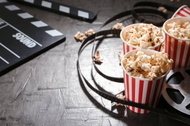 Patlamış mısır, sinema Klaket ve film koyu arka plan üzerinde kompozisyonu