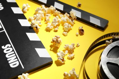 Renk arka plan, closeup Klaket, patlamış mısır ve film reel