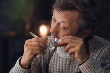 Gemstone atölyede inceleyerek kuyumcu