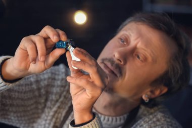 Gemstone atölyede inceleyerek kuyumcu