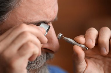 Değerli taş atölyesinde, closeup inceleyerek kuyumcu