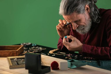 Süsleme atölyede inceleyerek kuyumcu