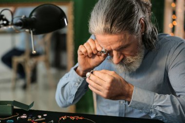 Süsleme atölyede inceleyerek kuyumcu