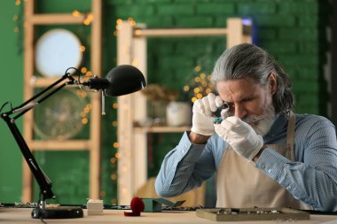 Süsleme atölyede inceleyerek kuyumcu