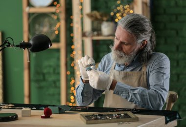 Süsleme atölyede inceleyerek kuyumcu