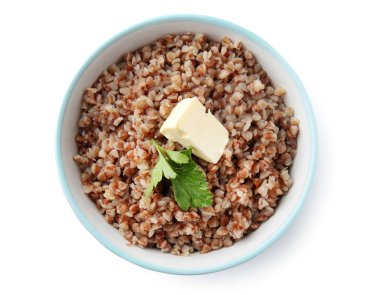 Beyaz zemin üzerine lezzetli haşlanmış buğday ile kase