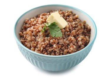 Beyaz zemin üzerine lezzetli haşlanmış buğday ile kase