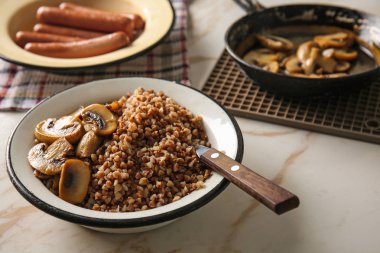 Lezzetli haşlanmış buğday ve masada kızarmış yağlı mantar ile kase
