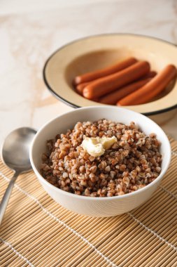 Masada lezzetli haşlanmış buğday ile kase