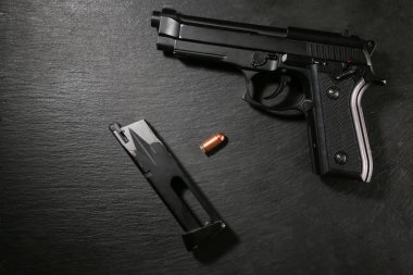 Silah mermi ve gri arka plan üzerinde dergi