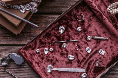 Değerli taşlar ve kuyumcu 's araçlarıyla tablo kutusu