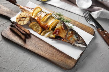 Ahşap tahta üzerinde limonlu ızgara uskumru balık