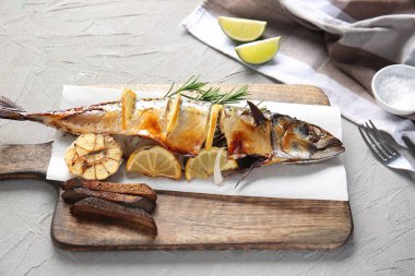 Ahşap tahta üzerinde limonlu ızgara uskumru balık