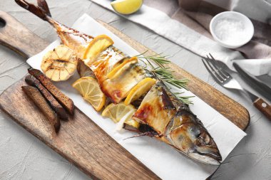 Ahşap tahta üzerinde limonlu ızgara uskumru balık