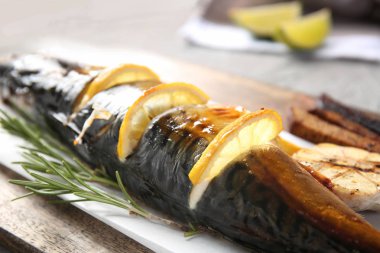 Ahşap masa, tatlı limonlu ızgara uskumru balık