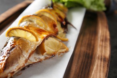 Ahşap masa, tatlı limonlu ızgara uskumru balık