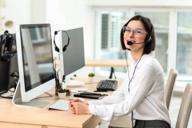 Kadın teknik destek aracı Office portresi