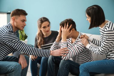 Bir grup insan dostlarını kapalı yatıştırıcı