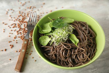 Lezzetli soba noodle gri tablo ile kase