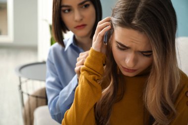 Genç kadın arkadaşı kapalı yatıştırıcı