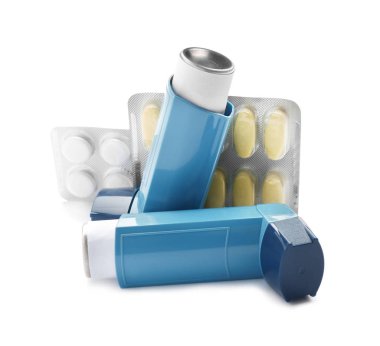 Spreyler ve beyaz zemin üzerine hap