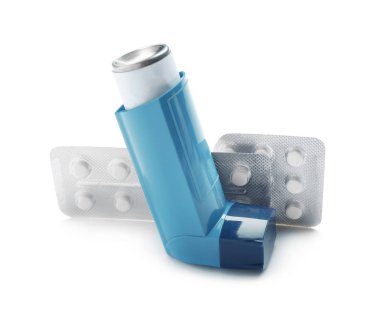 Oksijen tüpü ve beyaz zemin üzerine hap