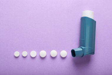 Renk arkaplanına astım spreyi ve haplar