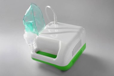 Nebulizatör gri arka plan üzerinde