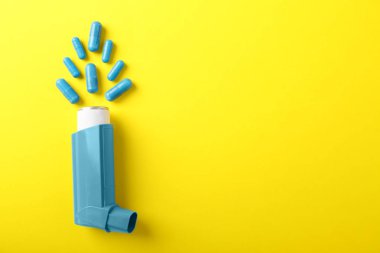 Renk arkaplanına astım spreyi ve haplar