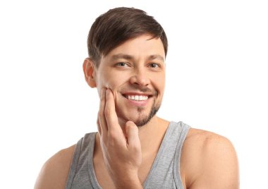 Yakışıklı adam yüzünü beyaz arka planı traş yarısı sahip