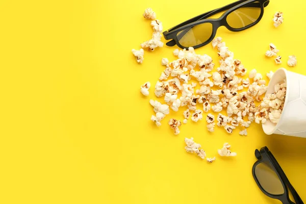 Umgekippter Pappbecher Mit Leckerem Popcorn Und Kinobläsern Auf Farbigem Hintergrund — Stockfoto